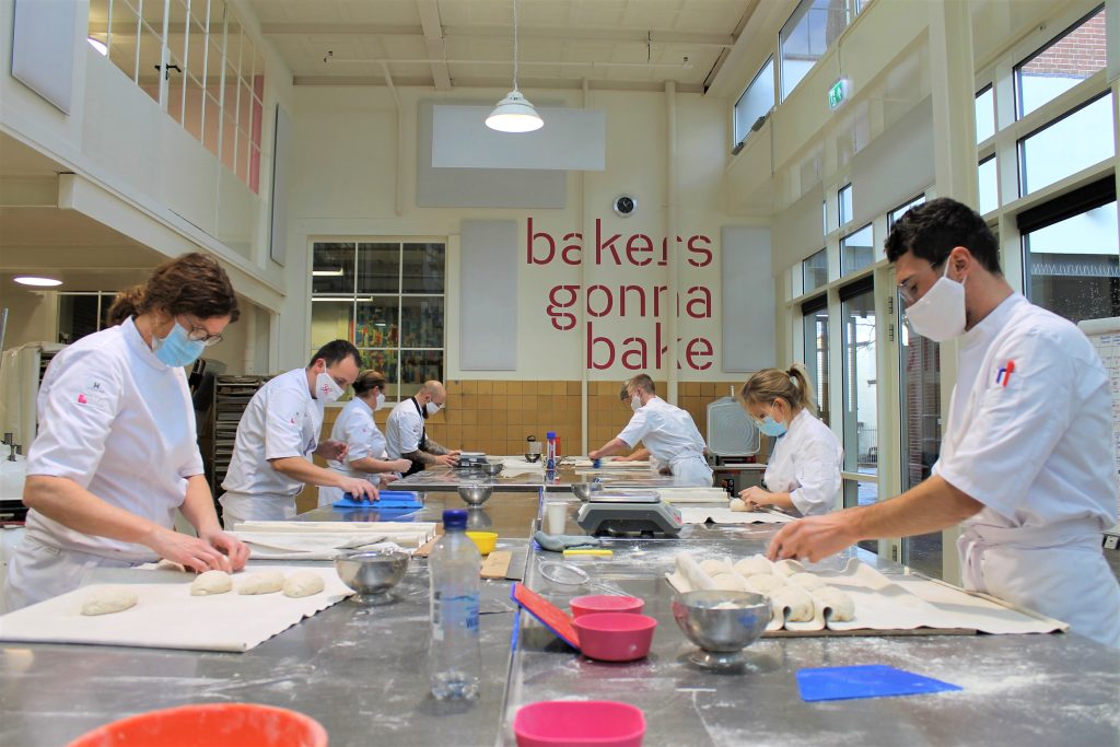 Studenten Bakery Institute delen hun producten met regionale zorgverleners en verzorgingshuizen